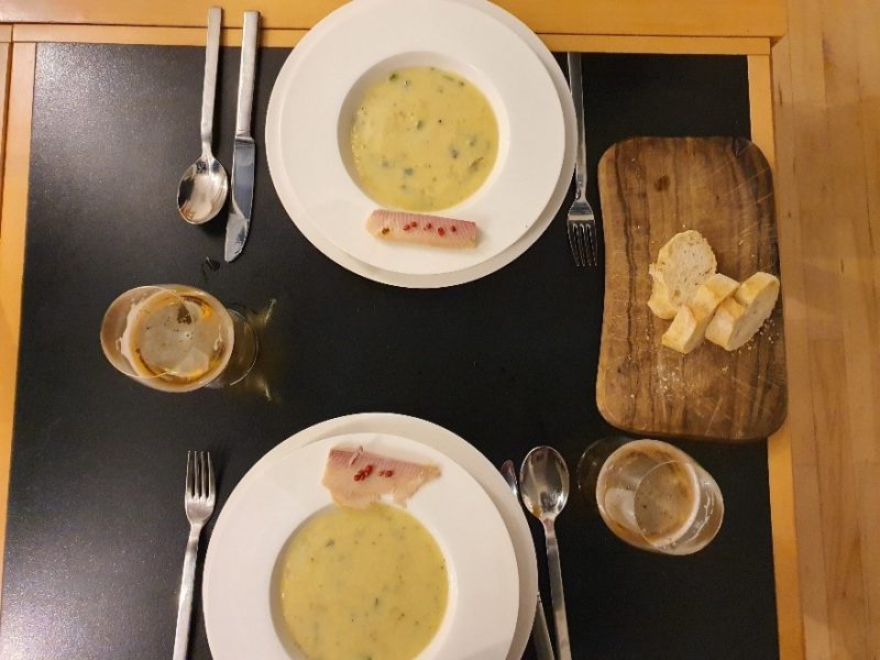 Ein Bild, das Tisch, drinnen, Teller, Essen enthält.