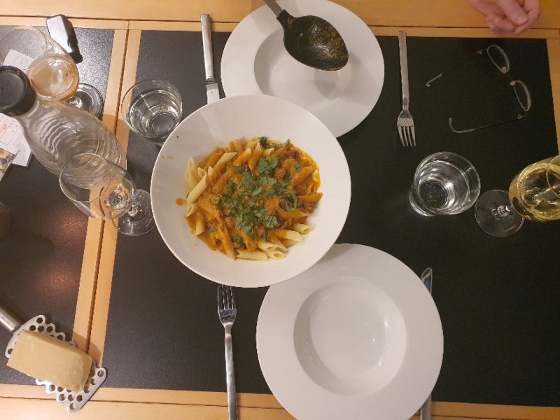 Ein Bild, das Tisch, drinnen, Teller, Essen enthält.

Automatisch generierte Beschreibung