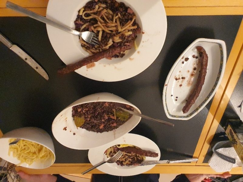 Ein Bild, das Teller, Tisch, Essen, drinnen enthält.

Automatisch generierte Beschreibung