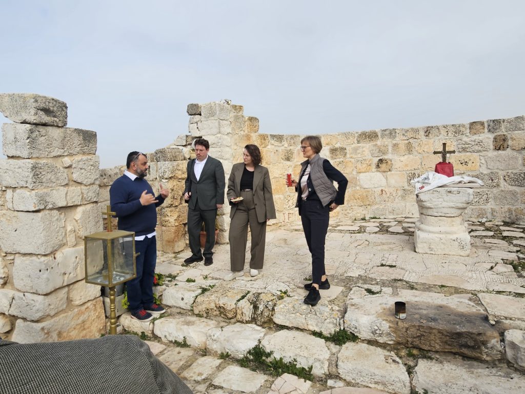 In diese alte christliche Kirche in Taybeh trieben Siedler ihr Vieh