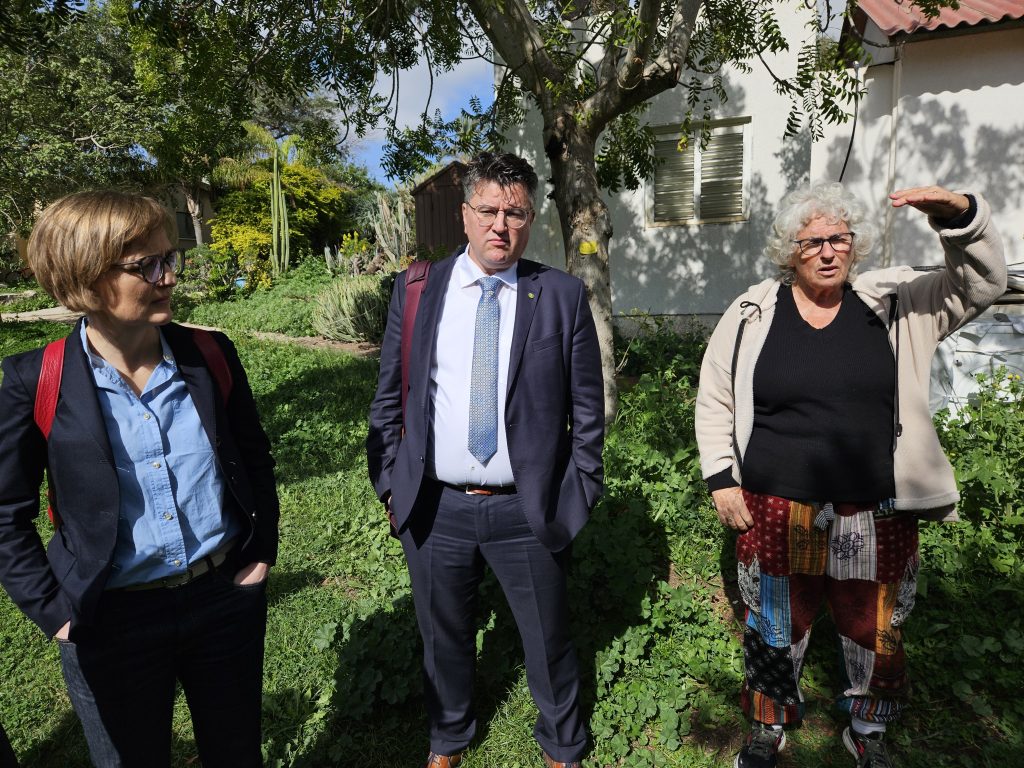 Liora Eilon am Ort, an dem ihr Sohn ermordet wurde